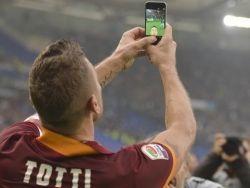 В Голландии футболистов будут наказывать желтой карточкой за селфи